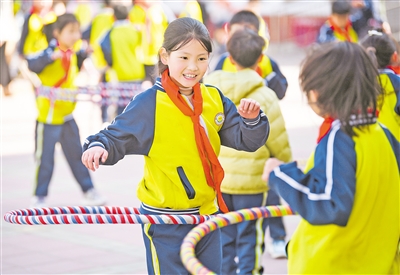 銀川市興慶區(qū)第四小學(xué)，同學(xué)們?cè)谕婧衾踩Α? oldsrc=